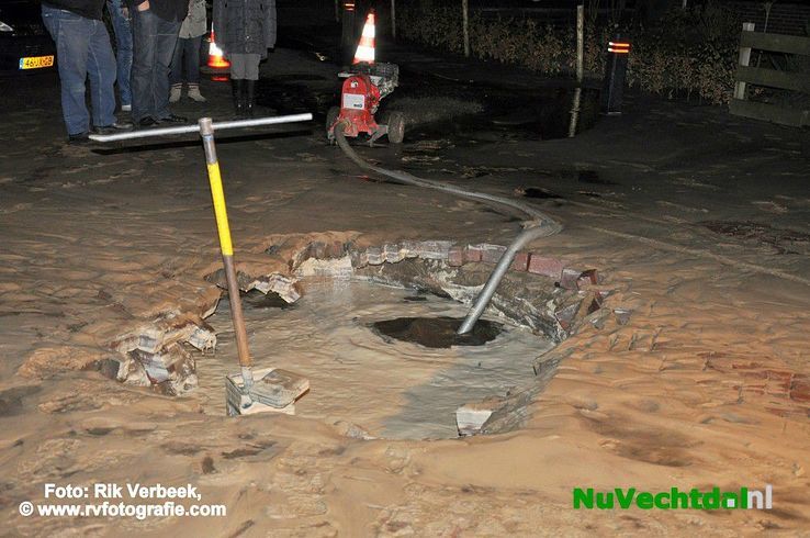 Wateleiding knapt aan de Weth. Paarhuisstraat in Ommen - Foto: Rik Verbeek