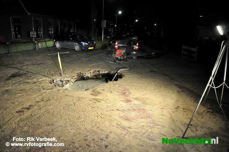 Wateleiding knapt aan de Weth. Paarhuisstraat in Ommen - Foto: Rik Verbeek