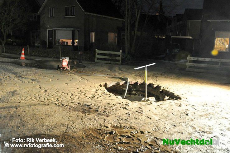 Wateleiding knapt aan de Weth. Paarhuisstraat in Ommen - Foto: Rik Verbeek