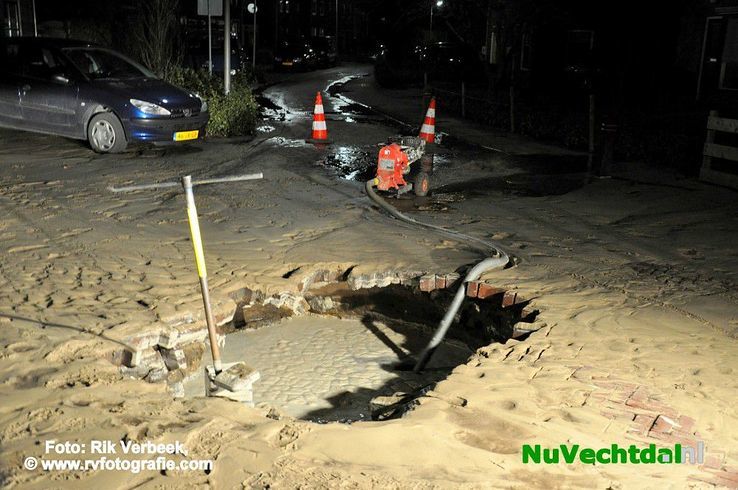 Wateleiding knapt aan de Weth. Paarhuisstraat in Ommen - Foto: Rik Verbeek