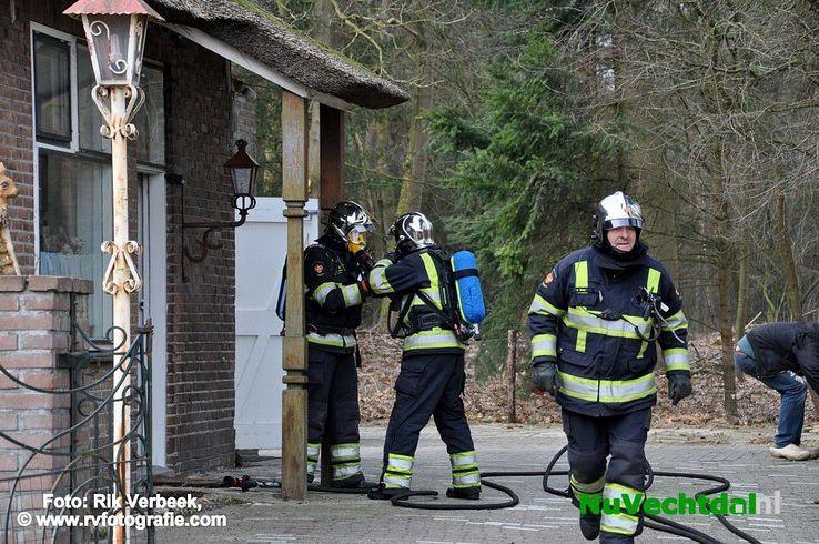 Woning verwoest na brand aan de Varsenerdijk Ommen - Foto: Rik Verbeek