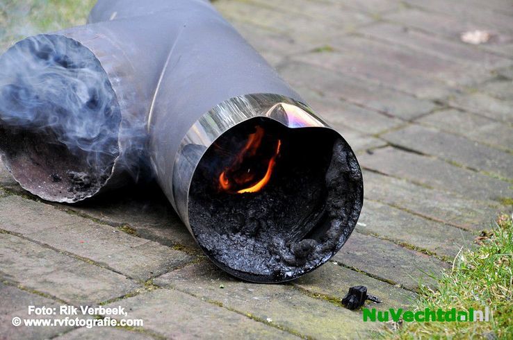 Gevaarlijke schoorsteenbrand in Ommen op tijd gedoofd - Foto: Rik Verbeek