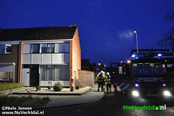 Schoorsteenbrand Koestraat Dalfsen tijdig bedwongen - Foto: Niels Jansen