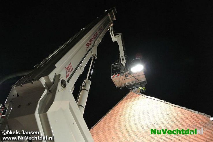 Schoorsteenbrand Koestraat Dalfsen tijdig bedwongen - Foto: Niels Jansen