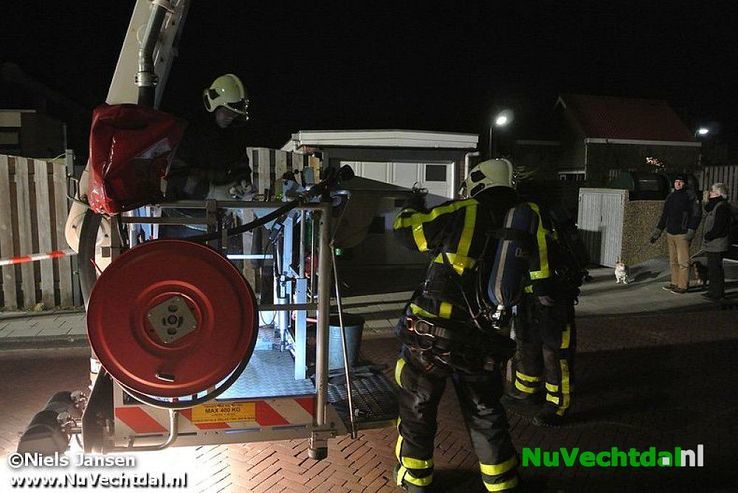 Schoorsteenbrand Koestraat Dalfsen tijdig bedwongen - Foto: Niels Jansen