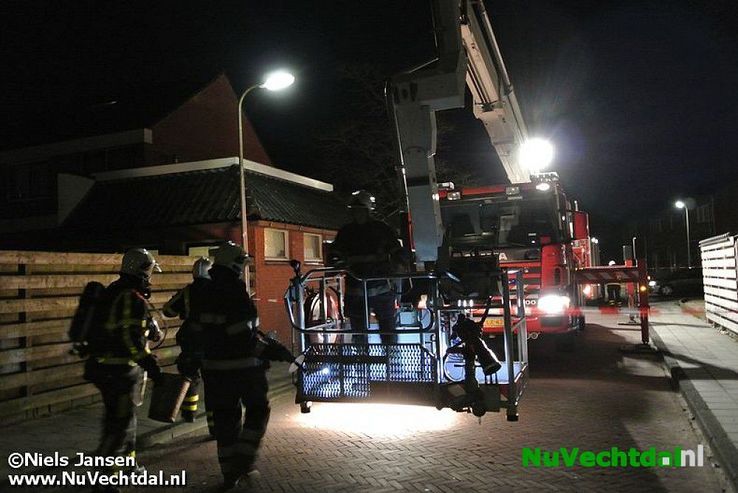 Schoorsteenbrand Koestraat Dalfsen tijdig bedwongen - Foto: Niels Jansen