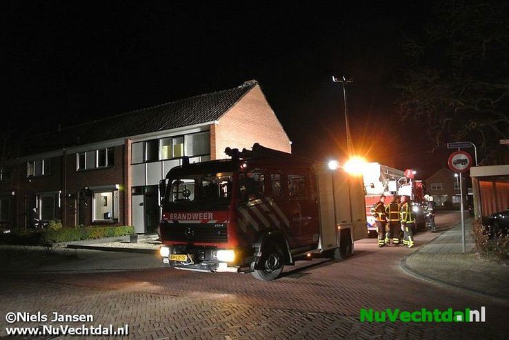 Schoorsteenbrand Koestraat Dalfsen tijdig bedwongen - Foto: Niels Jansen