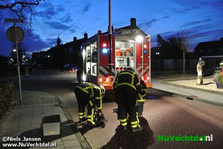 Schoorsteenbrand Koestraat Dalfsen tijdig bedwongen - Foto: Niels Jansen