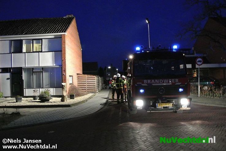 Schoorsteenbrand Koestraat Dalfsen tijdig bedwongen - Foto: Niels Jansen