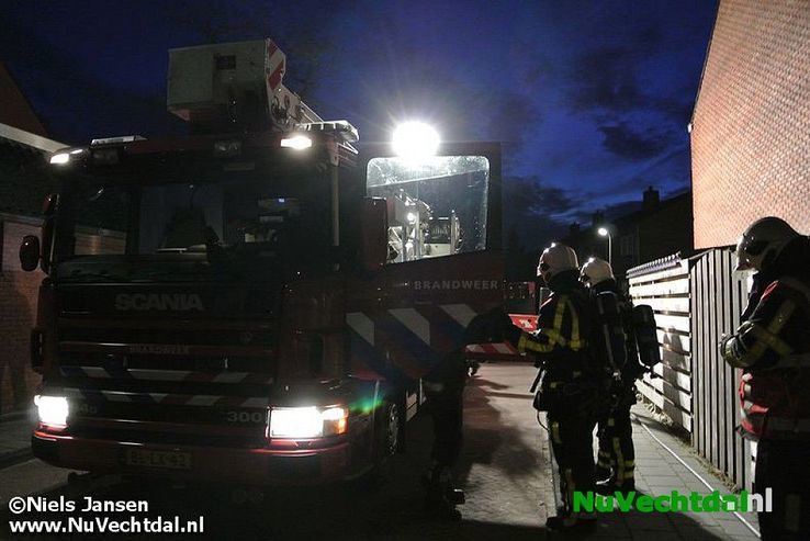 Schoorsteenbrand Koestraat Dalfsen tijdig bedwongen - Foto: Niels Jansen
