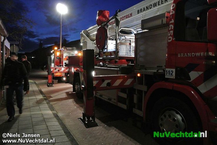 Schoorsteenbrand Koestraat Dalfsen tijdig bedwongen - Foto: Niels Jansen