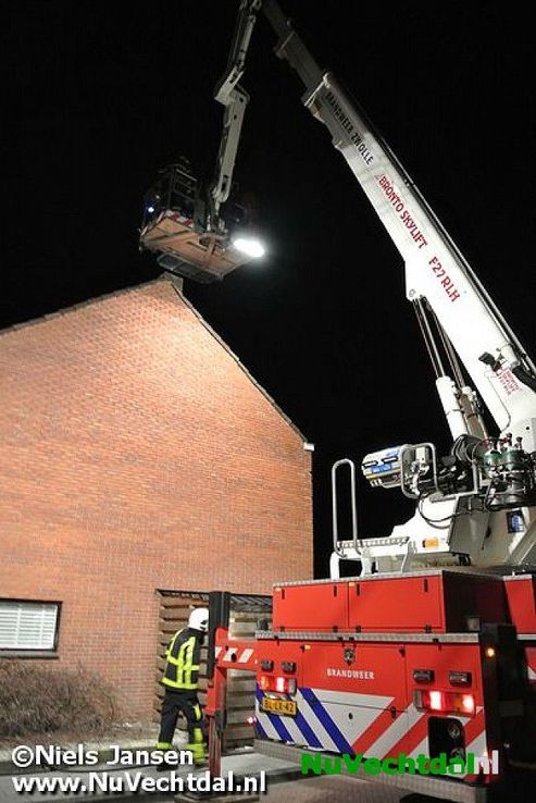 Schoorsteenbrand Koestraat Dalfsen tijdig bedwongen - Foto: Niels Jansen