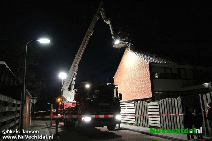 Schoorsteenbrand Koestraat Dalfsen tijdig bedwongen - Foto: Niels Jansen