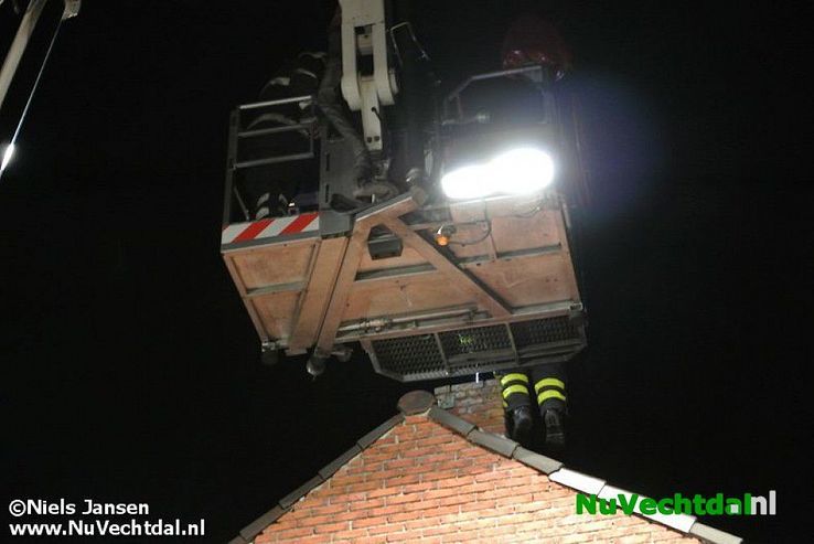 Schoorsteenbrand Koestraat Dalfsen tijdig bedwongen - Foto: Niels Jansen