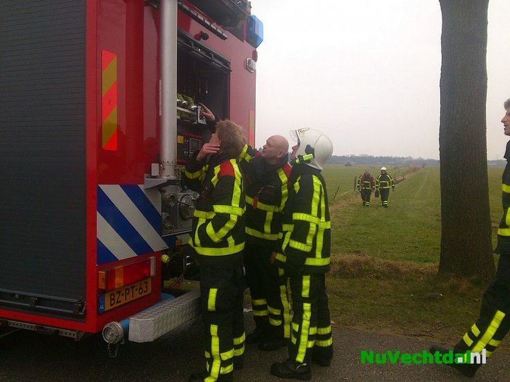 Brandweer Lemelerveld blust bermbrand aan de Langsweg - Foto: Robert Bril