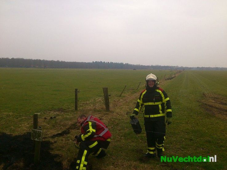 Brandweer Lemelerveld blust bermbrand aan de Langsweg - Foto: Robert Bril