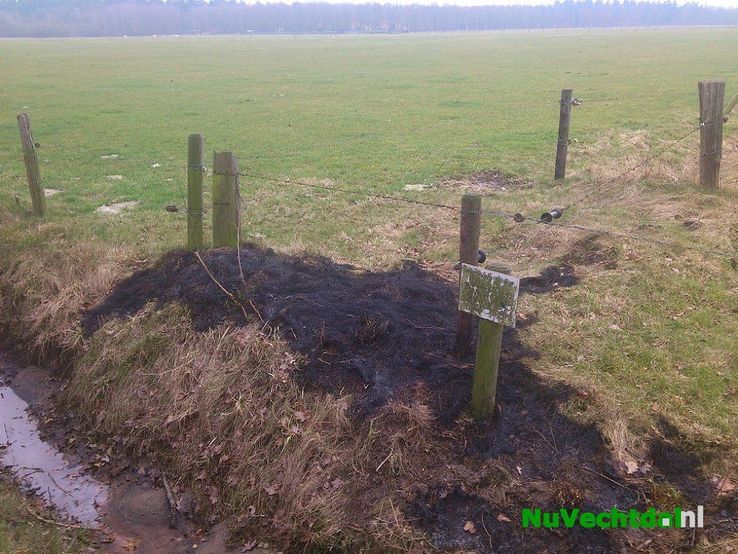 Brandweer Lemelerveld blust bermbrand aan de Langsweg - Foto: Robert Bril