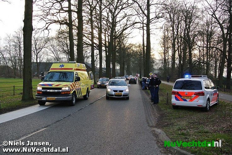 Ongeval tussen fietser en personenauto kasteel Dalfsen - Foto: Niels Jansen