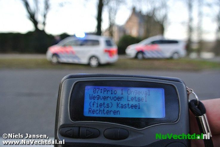 Ongeval tussen fietser en personenauto kasteel Dalfsen - Foto: Niels Jansen