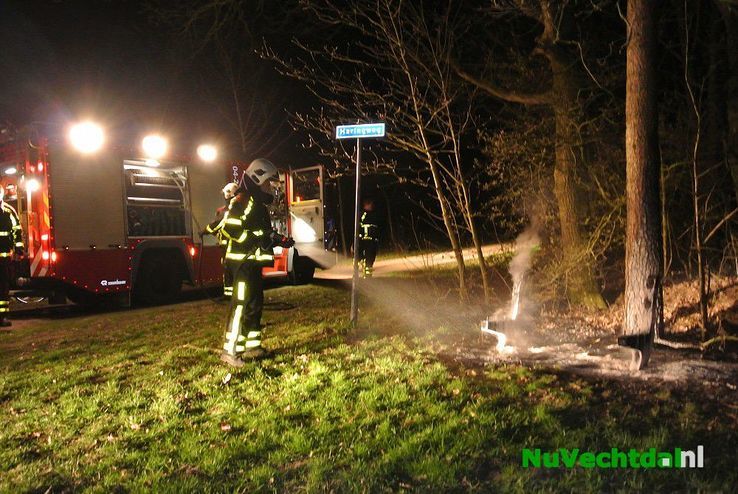 Brandweer blust brandend bankje Frankenweg Dalfsen - Foto: Niels Jansen