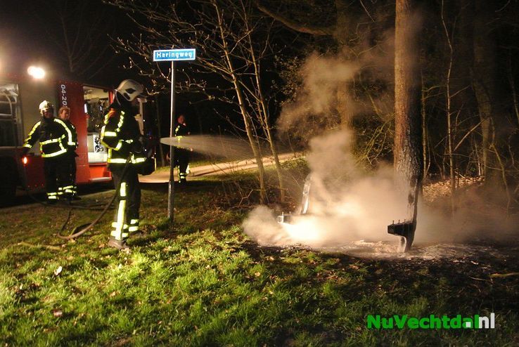 Brandweer blust brandend bankje Frankenweg Dalfsen - Foto: Niels Jansen