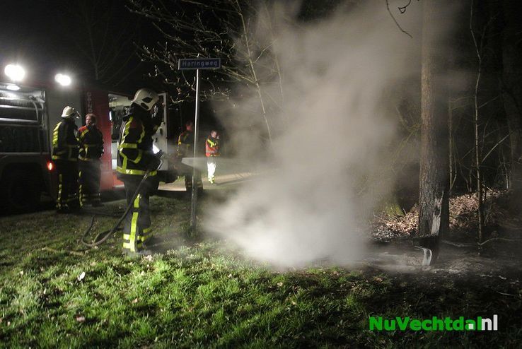 Brandweer blust brandend bankje Frankenweg Dalfsen - Foto: Niels Jansen