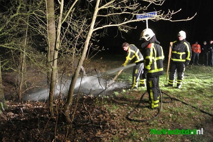 Brandweer blust brandend bankje Frankenweg Dalfsen - Foto: Niels Jansen