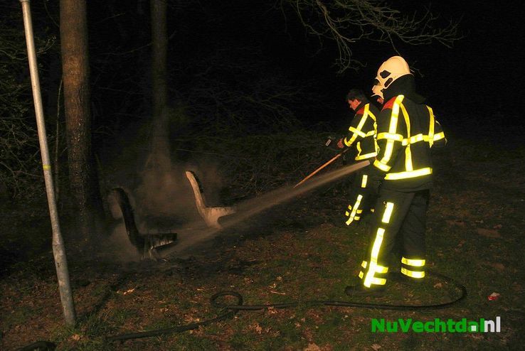 Brandweer blust brandend bankje Frankenweg Dalfsen - Foto: Niels Jansen