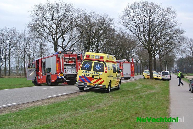 Twee gewonden bij forse aanrijding Dedemsweg Dalfsen - Foto: Niels Jansen