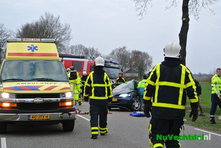 Twee gewonden bij forse aanrijding Dedemsweg Dalfsen - Foto: Niels Jansen