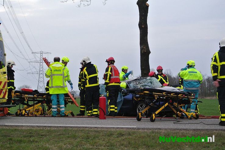 Twee gewonden bij forse aanrijding Dedemsweg Dalfsen - Foto: Niels Jansen