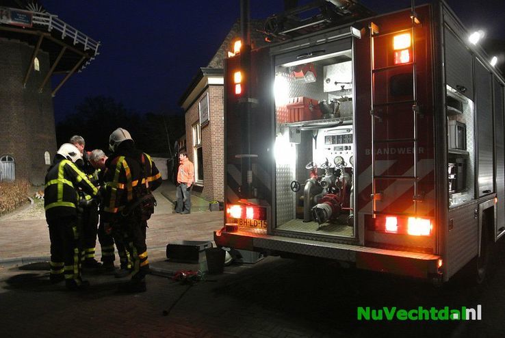 Schoorsteenbrand Kerkstraat Hoonhorst tijdig gesmoord - Foto: Niels Jansen
