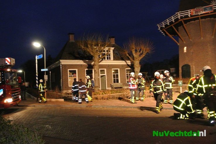 Schoorsteenbrand Kerkstraat Hoonhorst tijdig gesmoord - Foto: Niels Jansen