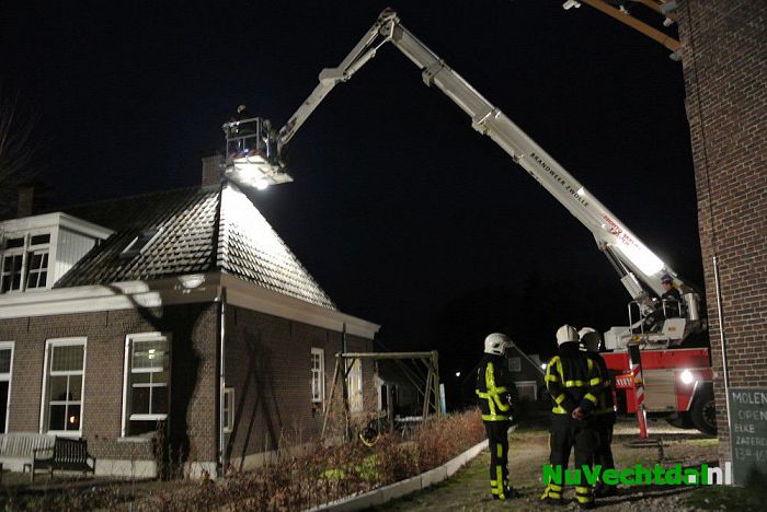 Schoorsteenbrand Kerkstraat Hoonhorst tijdig gesmoord - Foto: Niels Jansen