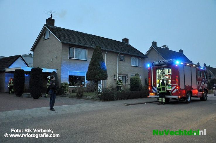 Schoorsteenbrand aan de Smitstraat in Ommen - Foto: Rik Verbeek