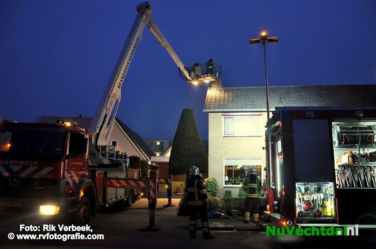 Schoorsteenbrand aan de Smitstraat in Ommen - Foto: Rik Verbeek