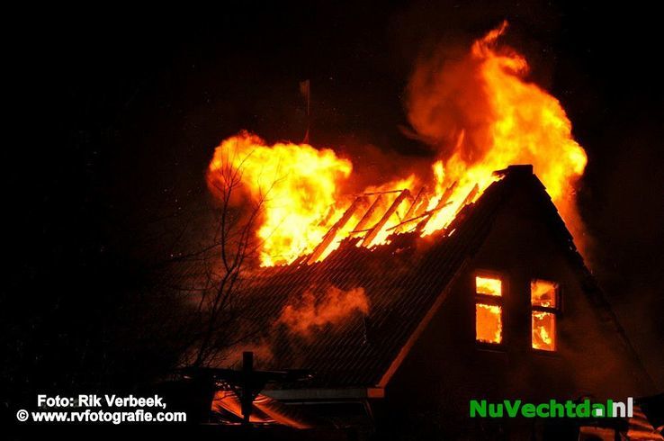 Woning en schuur verloren na vernietigende brand - Foto: Rik Verbeek