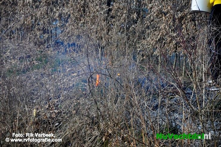 Berm in brand aan de Balkerweg in Ommen - Foto: Rik Verbeek