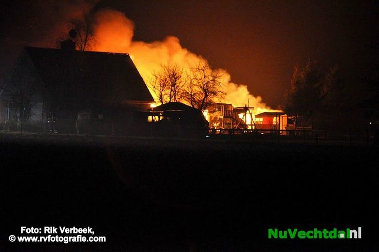 Woning en schuur verloren na vernietigende brand - Foto: Rik Verbeek