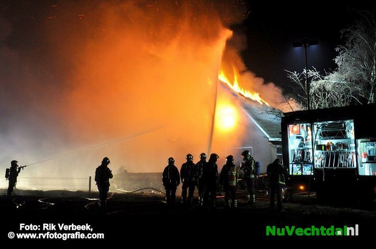 Woning en schuur verloren na vernietigende brand - Foto: Rik Verbeek