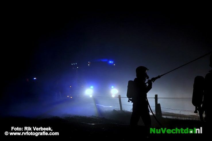 Woning en schuur verloren na vernietigende brand - Foto: Rik Verbeek