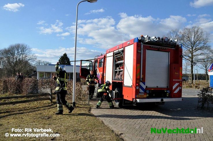 Berm in brand aan de Balkerweg in Ommen - Foto: Rik Verbeek