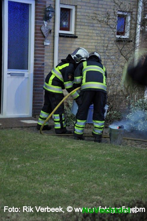 Schoorsteenbrand aan de Smitstraat in Ommen - Foto: Rik Verbeek
