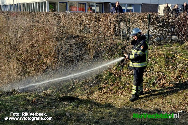 Berm in brand aan de Balkerweg in Ommen - Foto: Rik Verbeek