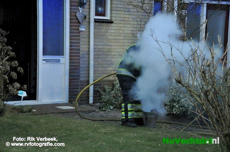 Schoorsteenbrand aan de Smitstraat in Ommen - Foto: Rik Verbeek