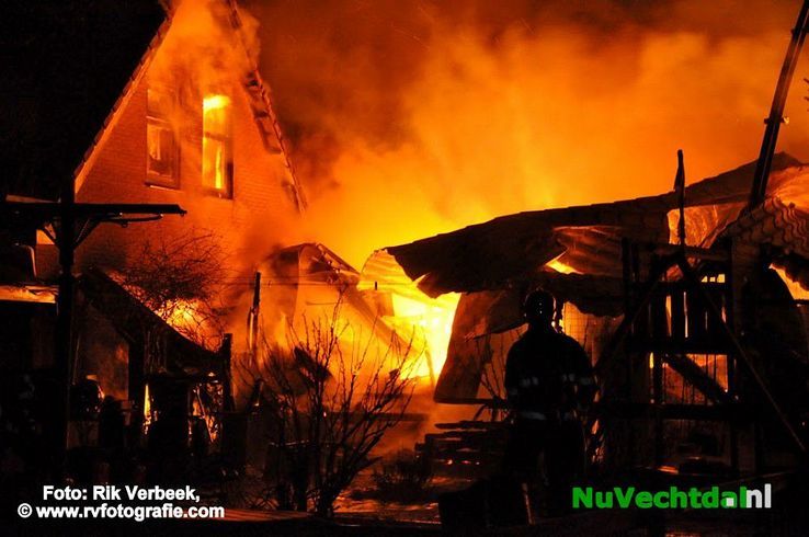 Woning en schuur verloren na vernietigende brand - Foto: Rik Verbeek