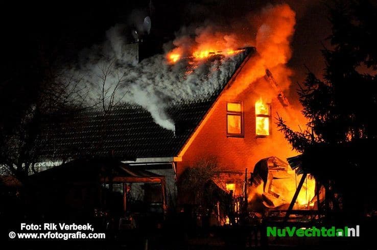 Woning en schuur verloren na vernietigende brand - Foto: Rik Verbeek