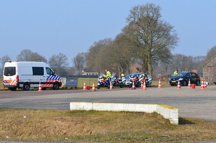 Grote verkeerscontrole aan de Hessenweg bij Oudleusen - Foto: Johan Bokma