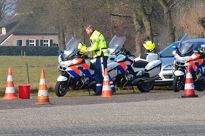 Grote verkeerscontrole aan de Hessenweg bij Oudleusen - Foto: Johan Bokma