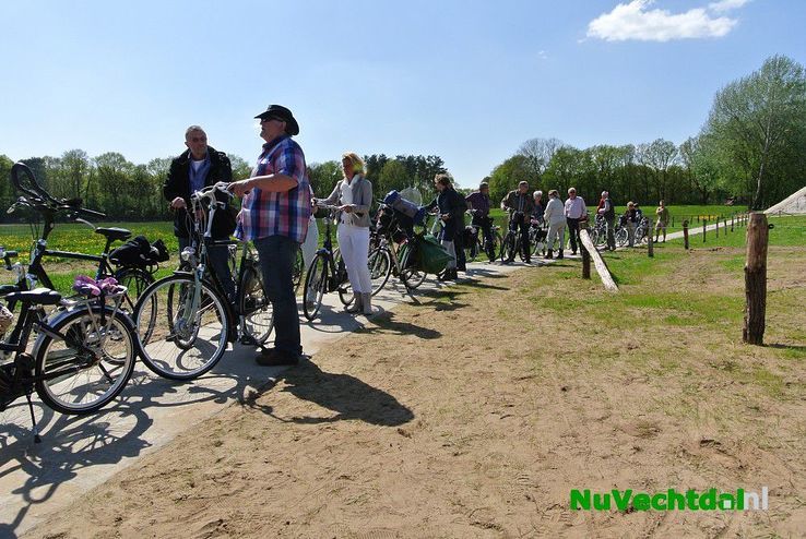Drukte bij pontje over de Vecht bij Dalfsen - Foto: Niels Jansen